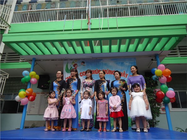 Các cháu lớp Lá tặng hoa cho các cô lớp mầm nhân ngày Nhà Giáo 20.11.JPG